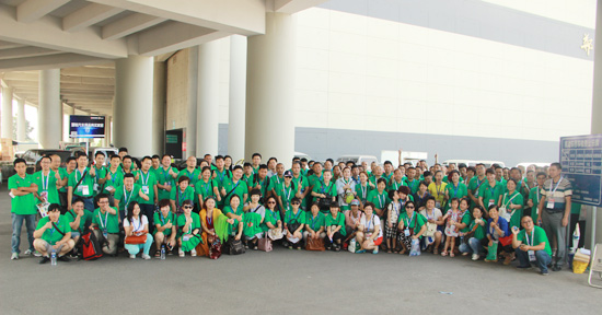 慧聰網(wǎng)VIP買家團(tuán)在會(huì)場(chǎng)大合影