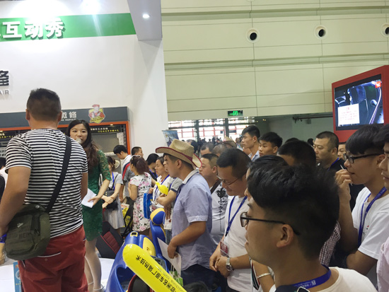 慧聰網(wǎng)展臺(tái)2CT08展臺(tái)人潮如虹