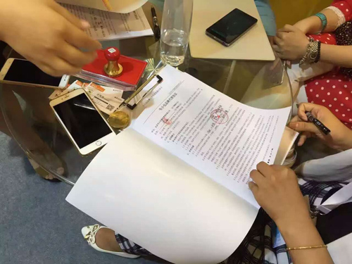 現(xiàn)場簽約忙不停！