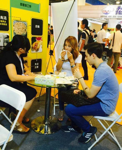 韋小包試吃活動(dòng)還吸引了來自國外友人的試吃品嘗、考察，獲點(diǎn)贊