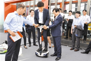 市民體驗(yàn)未來(lái)科技展大呼過(guò)癮(圖1)