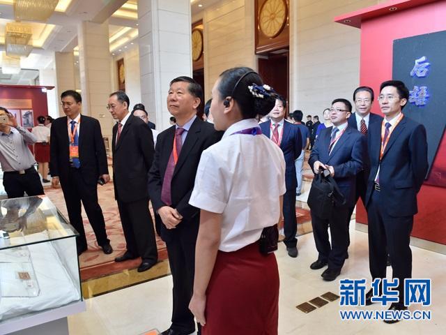 銀監會主席尚福林等參觀"江西紅色金融歷史展"(圖2) 銀監會主席尚福林等參觀 江西紅色金融歷史展