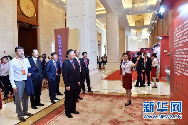 銀監會主席尚福林等參觀"江西紅色金融歷史展"(圖1) 銀監會主席尚福林等參觀 江西紅色金融歷史展