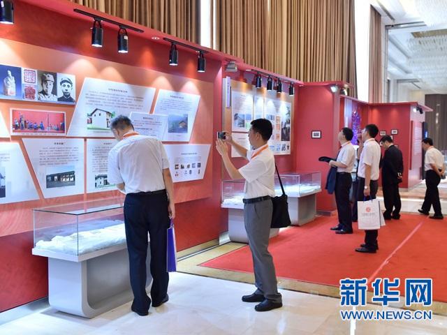 銀監會主席尚福林等參觀"江西紅色金融歷史展"(圖6) 銀監會主席尚福林等參觀 江西紅色金融歷史展