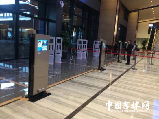 點擊圖片翻到下一頁>> 進入烏鎮互聯網國際會展中心的安檢_副本.jpg